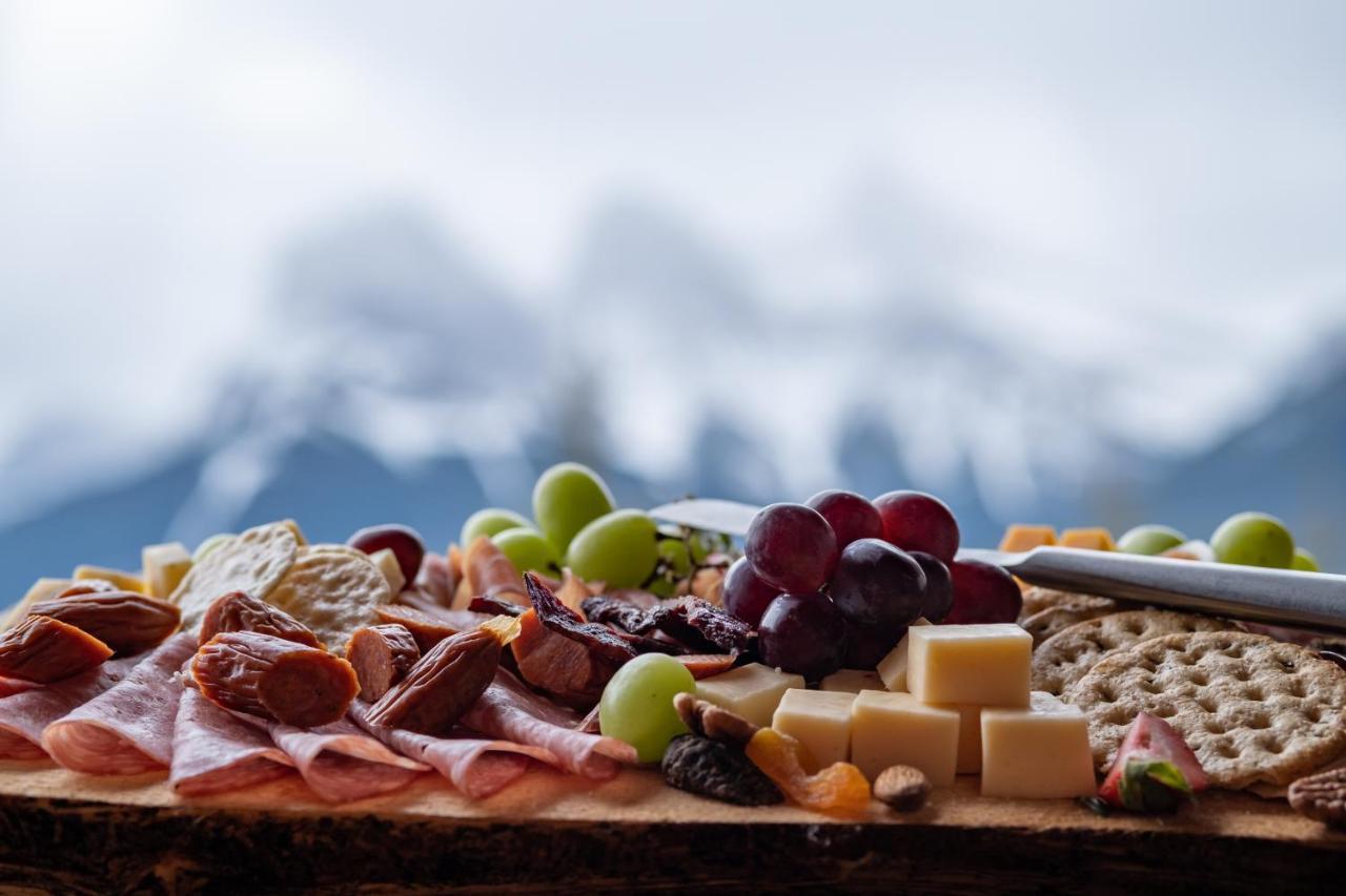 A Bear And Bison Country Inn Canmore Zewnętrze zdjęcie