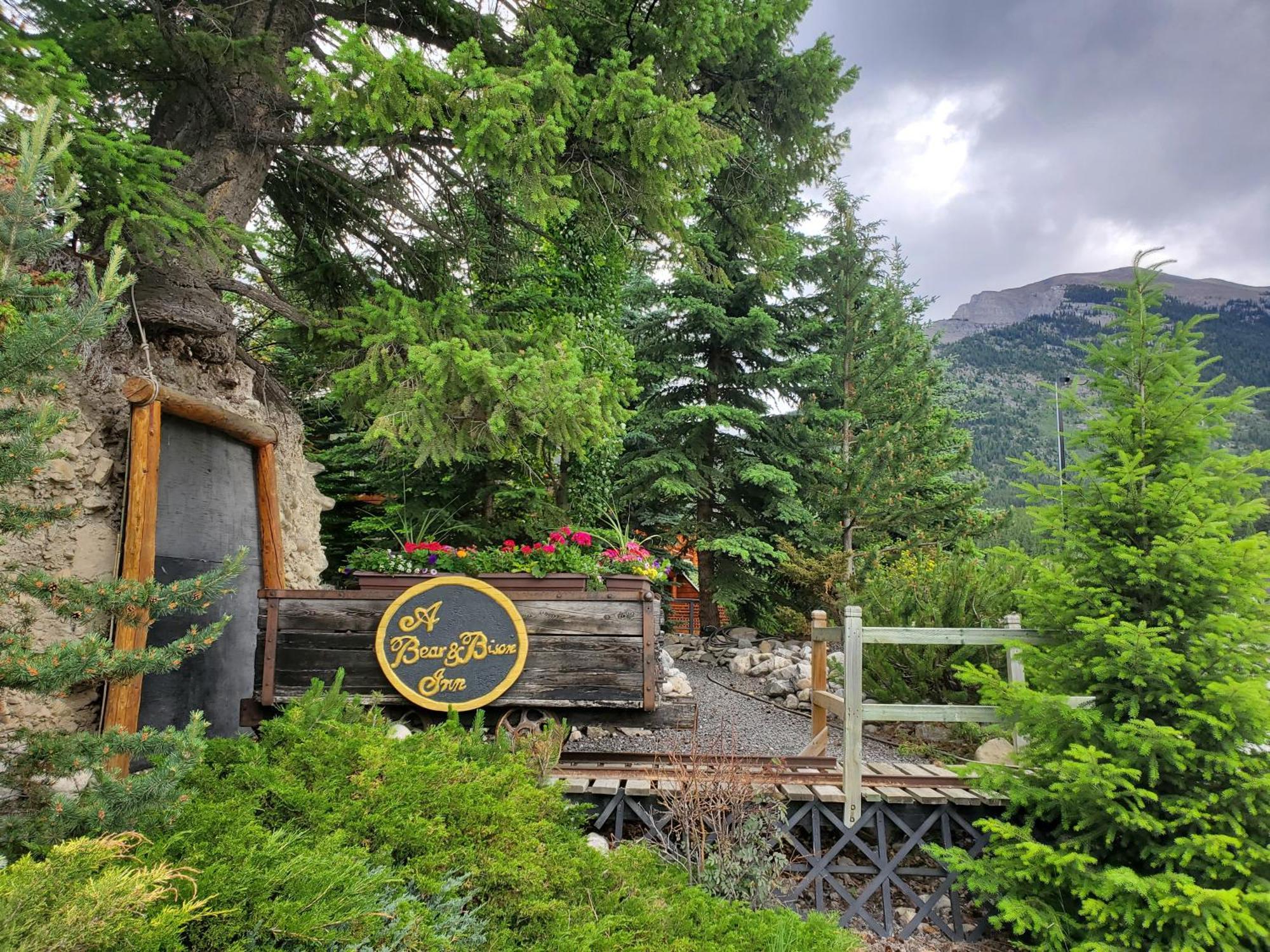 A Bear And Bison Country Inn Canmore Zewnętrze zdjęcie