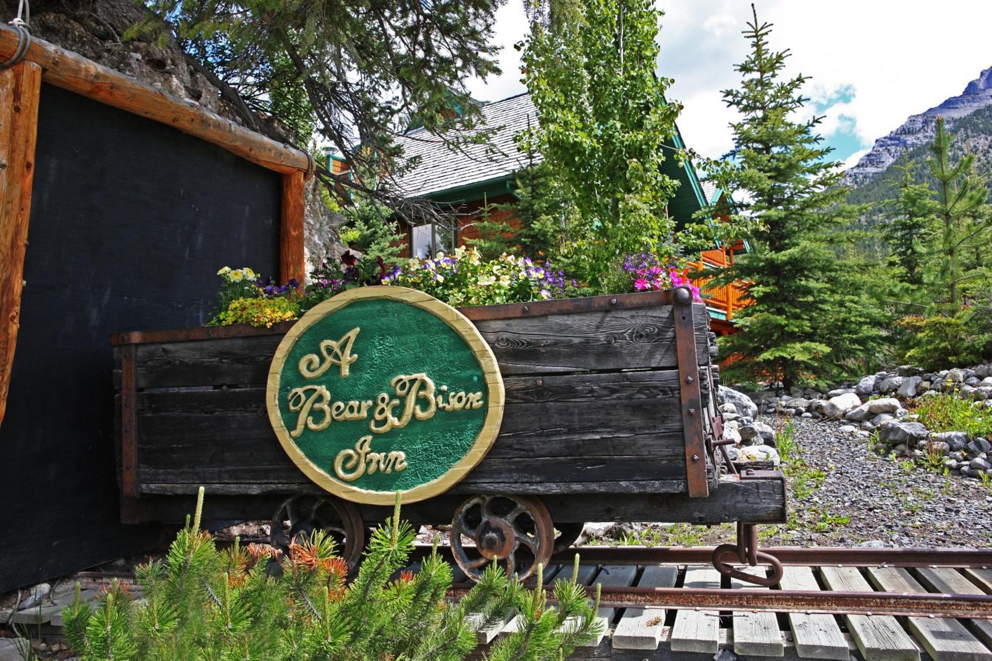 A Bear And Bison Country Inn Canmore Zewnętrze zdjęcie